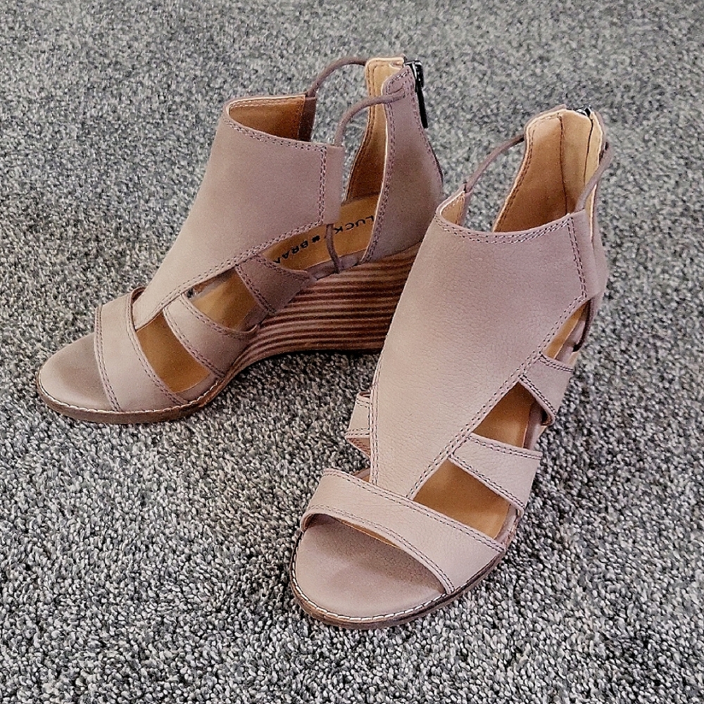 Brand NEW Lucky Brand Taupe Wedge Sandals Never Worn Size 6.5